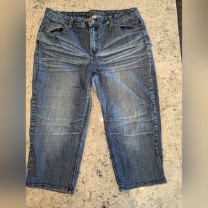 Cato Premium denim capri jeans in a flattering medium wash 💙